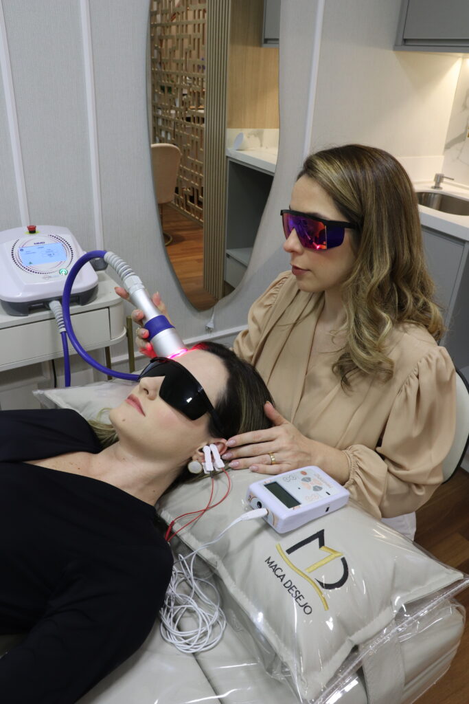 Equipamento de laserterapia utilizado no tratamento de zumbido na Clínica Camila Lamas